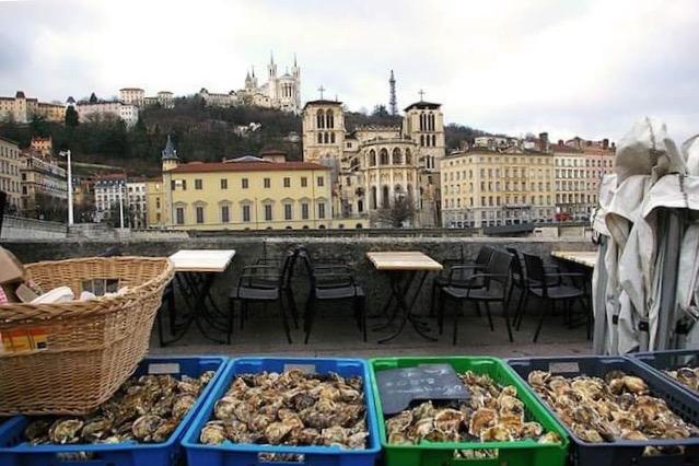 Marché saint Antoine lyon quais de Saône