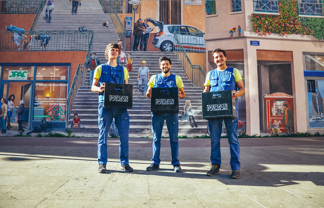 3 hommes avec sacs de livraison floqués Le Fourgon