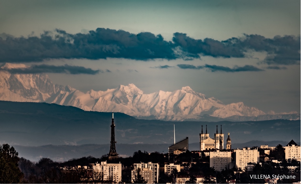 panorama de lyon avec vue sur les alpes